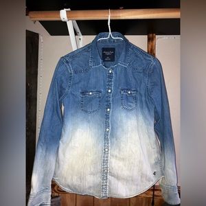 ✨ American Eagle ✨ Woman’s S/P denim long sleeved shirt.